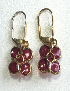 Boucles d'oreille clous MARGUERITE DE VALOIS en pâte de verre rose foncé