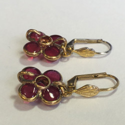 Boucles d'oreille clous MARGUERITE DE VALOIS en pâte de verre rose foncé