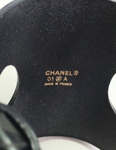 Manchette CHANEL  "Coco" en cuir noir