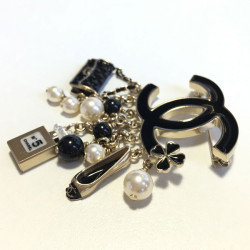 Broche breloques CHANEL