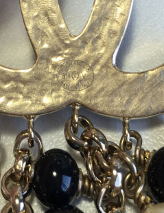 PIN CHANEL CC and gold metal charms