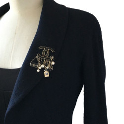 Broche breloques CHANEL