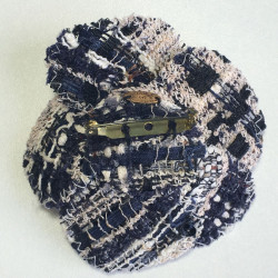 Broche CHANEL en tweed et fil d'or