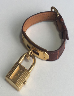 Montre Kelly HERMES bracelet en alligator marron et bijouterie plaqué or