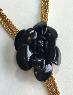 CHANEL Couture necklace qith gilded metal chain and black Camellia