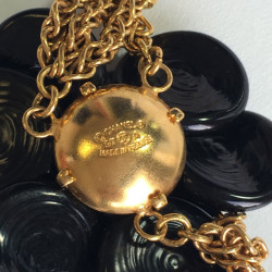 CHANEL Couture necklace qith gilded metal chain and black Camellia