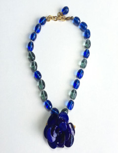 Collier MARGUERITE de VALOIS camélia en pâte de verre bleu