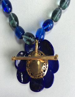 Collier MARGUERITE de VALOIS camélia en pâte de verre bleu