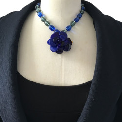 Collier MARGUERITE de VALOIS camélia en pâte de verre bleu