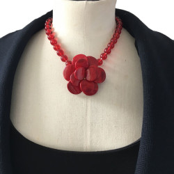 Collier MARGUERITE de VALOIS camélia en pâte de verre rouge