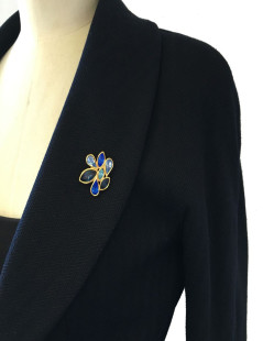 Pin’s YVES SAINT LAURENT strass bleu