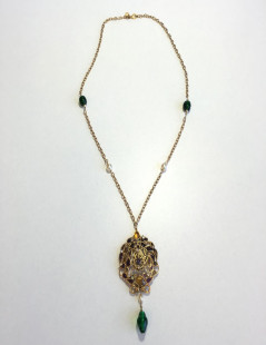 Pendentif MARGUERITE de VALOIS en métal or vieilli, pâte de verre et strass