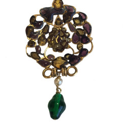 Pendentif MARGUERITE de VALOIS en métal or vieilli, pâte de verre et strass