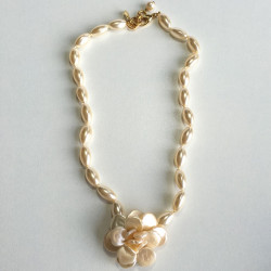 MARGUERITE of VALOIS Camellia necklace Pearl glass paste