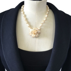 MARGUERITE of VALOIS Camellia necklace Pearl glass paste