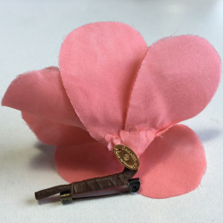 Broche CHANEL camélia en soie rose