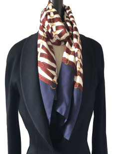 Foulard HERMES en soie ivoire, bordeaux et bleu