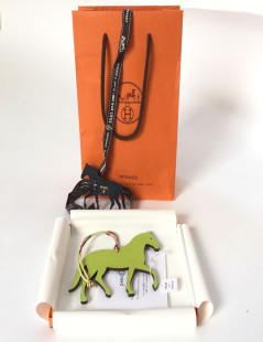 Charms HERMES cheval en cuir bicolore violet et vert anis