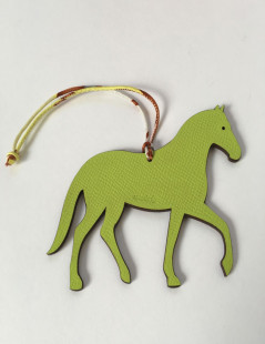 Charms HERMES cheval en cuir bicolore violet et vert anis