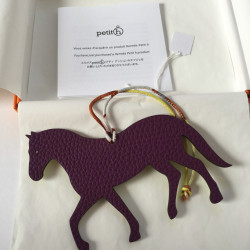 Charms HERMES cheval en cuir bicolore violet et vert anis