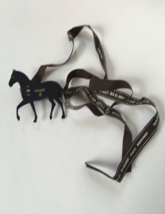 Charms HERMES cheval en cuir bicolore violet et vert anis