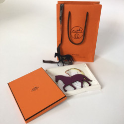 Charms HERMES cheval en cuir bicolore violet et vert anis