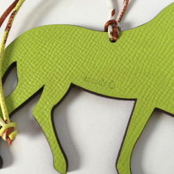 Charms HERMES cheval en cuir bicolore violet et vert anis