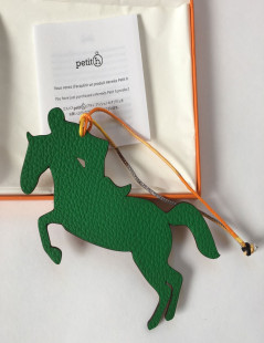 Charm HERMES cheval et jockey en cuir bicolore vert et marron