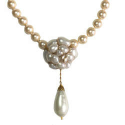 MARGUERITE of VALOIS camellia necklace in pearly beads and gold metal