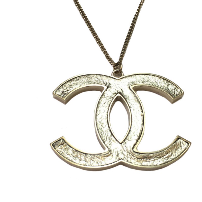 Le collier logo CC ruban et cristaux Chanel  Edito Vintage   Simons