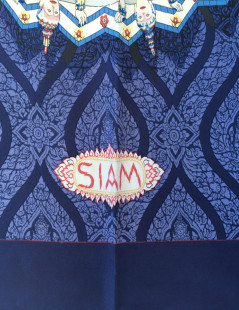 Carré HERMES "SIAM" en soie bleue nuit