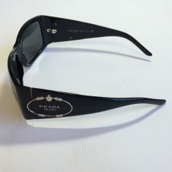 Lunettes de soleil PRADA en plexi noir