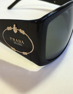 Lunettes de soleil PRADA en plexi noir