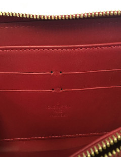 xxx Portefeuille LOUIS VUITTON Zippy en cuir verni bordeaux