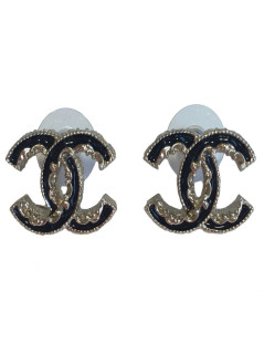 Clous d'oreilles CHANEL CC émail noir et métal or pâle