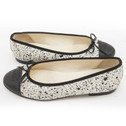 Ballerines CHANEL T 38.5 effet galuchat noir et blanc