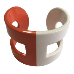 Bracelet HERMÈS en bois laqué blanc et orange forme H