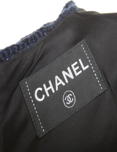 Robe CHANEL T38 "Paris-Shanghaï"en tweed bleu avec sa broche