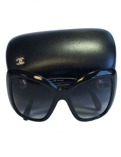 Lunettes de soleil CHANEL en plastique noir 