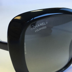 Lunettes de soleil CHANEL en plastique noir 