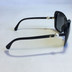 Lunettes de soleil CHANEL en plastique noir 