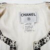 Veste CHANEL T 46 blanche avec liserés en perles, sequins et boutons blancs nacrés