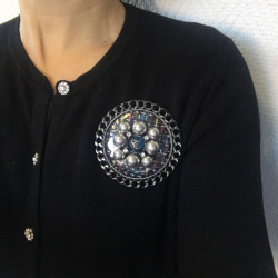 Broche CHANEL couture en ruthénium, tweed et perles grises et strass