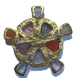 Broche CHANEL en métal doré et résine colorée