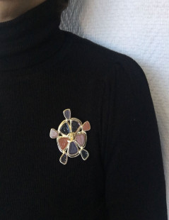 Broche CHANEL en métal doré et résine colorée