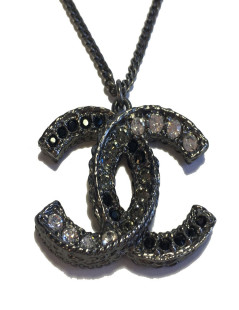 Collier CHANEL CC en ruthenium et strass