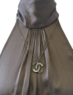 Collier CHANEL CC en ruthenium et strass