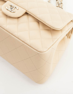 Sac jumbo CHANEL cuir d'agneau matelassé beige