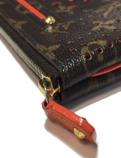 Pochette LOUIS VUITTON en toile perforée