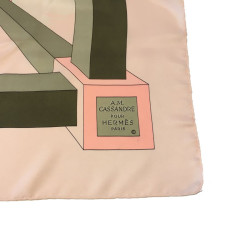 Carré HERMÈS A.M CASSANDRE pour HERMES en soie rose